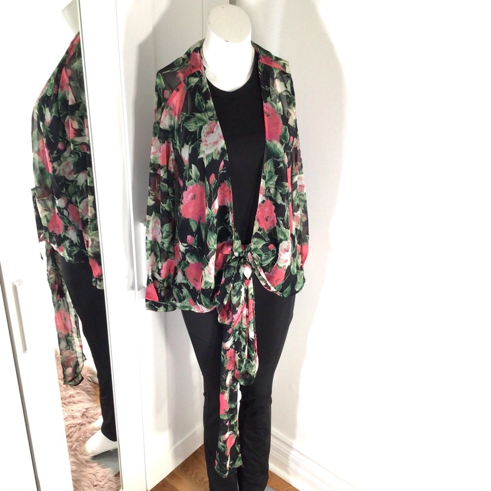 Floral wrap blouse - Picture 6 of 9